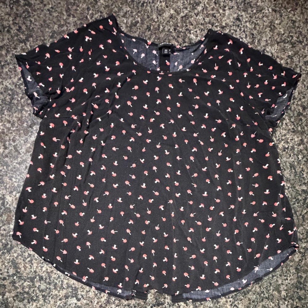 Torrid Womens Black Red Mushroom Print Button Back Blouse Top Plus Size 00 M L
